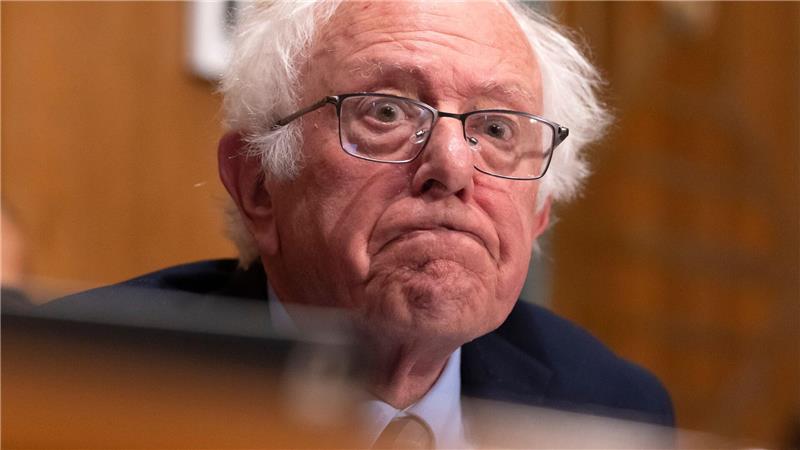 US-Senator Bernie Sanders hört zu, als US-Gesundheitsminister Kennedy Jr. vor dem Finanzausschuss des Senats auf dem Capitol Hill erscheint.