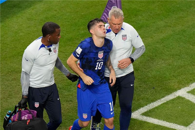 Beckenprellung: Kann US-Matchwinner Pulisic spielen? US-Spieler Christian Pulisic (M) wird verletzt vom Platz getragen.