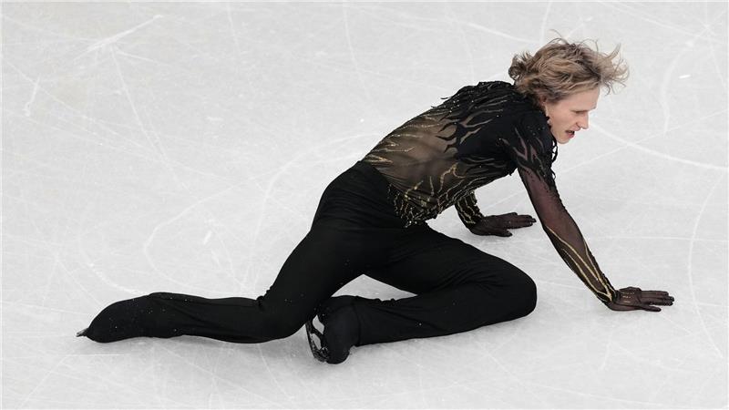 US-Superstar Ilia Malinin am Boden: Die Kür des haushohen Favoriten war auch von Stürzen geprägt.