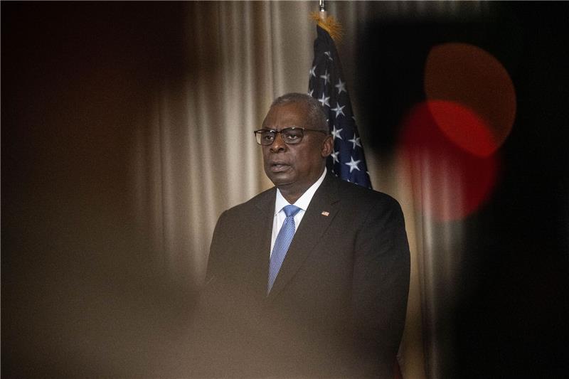 Krieg gegen die Ukraine: So ist die Lage US-Verteidigungsminister Lloyd Austin gibt beim fünften Treffen der Ukraine-Kontaktgruppe auf dem US-Stützpunkt Ramstein ein Schluss-Statement ab.