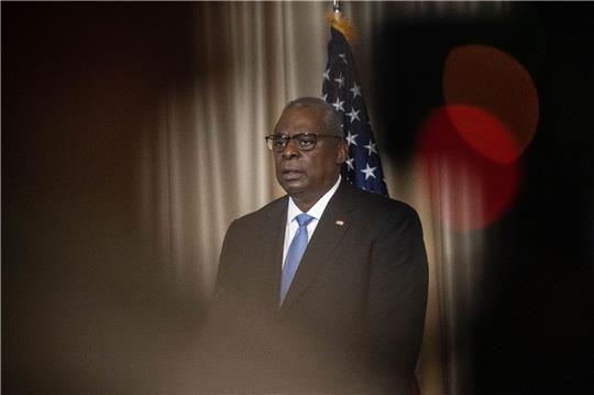 US-Verteidigungsminister Lloyd Austin gibt beim fünften Treffen der Ukraine-Kontaktgruppe auf dem US-Stützpunkt Ramstein ein Schluss-Statement ab.