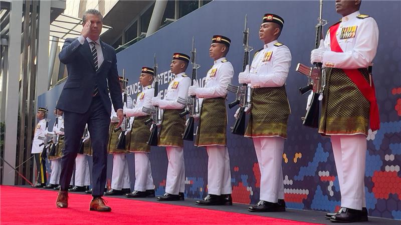 US-Verteidigungsminister Pete Hegseth geht an einer Ehrengarde entlang.