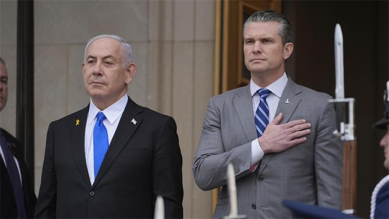 US-Verteidigungsminister Pete Hegseth (r) mit Israels Ministerpräsidenten Benjamin Netanjahu bei einem früheren Treffen. (Archivbild)