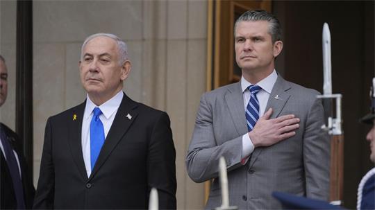 US-Verteidigungsminister Pete Hegseth (r) mit Israels Ministerpräsidenten Benjamin Netanjahu bei einem früheren Treffen. (Archivbild)