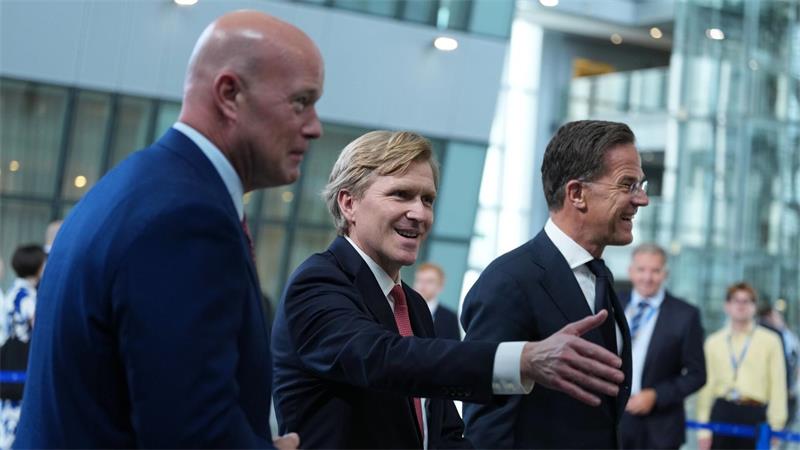 US-Verteidigungsstaatssekretär Elbridge Colby traf in Brüssel unter anderem Nato-Generalsekretär Mark Rutte (r) und US-Nato-Botschafter Matthew Whitaker.