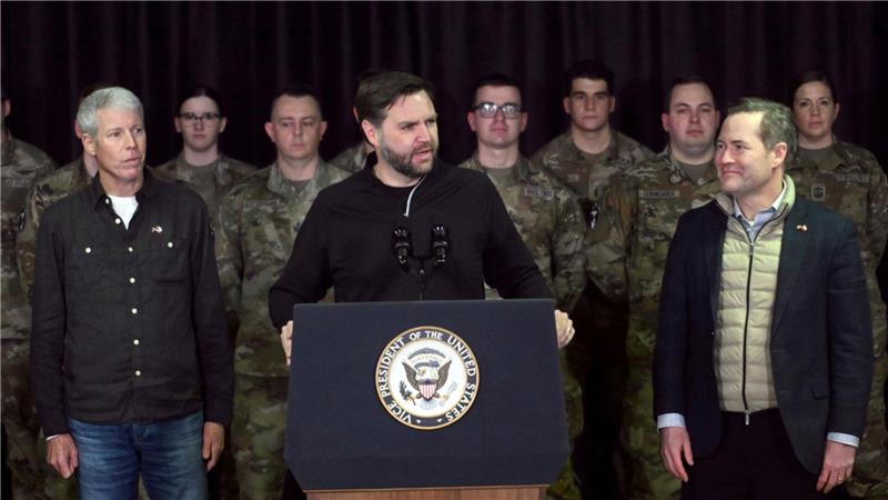 Vance poltert auf Grönland - Trump bekräftigt Anspruch US-Vize Vance trifft auf der Eisinsel stationierte US-Soldaten.