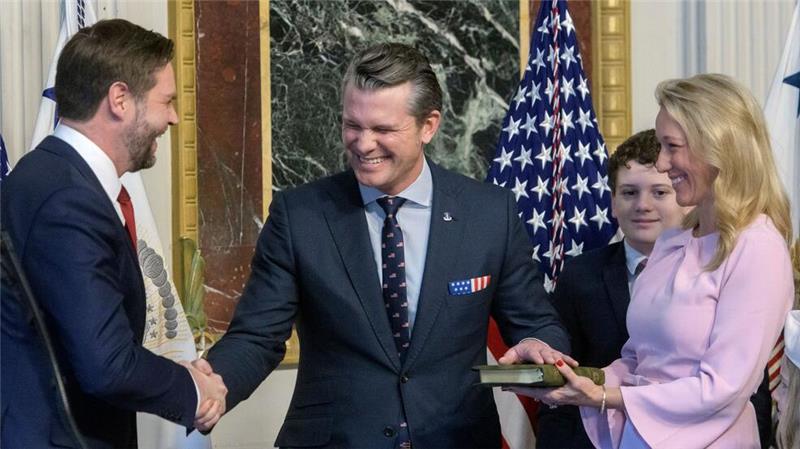 US-Vize Vance vereidigt den neuen Pentagon-Chef. 