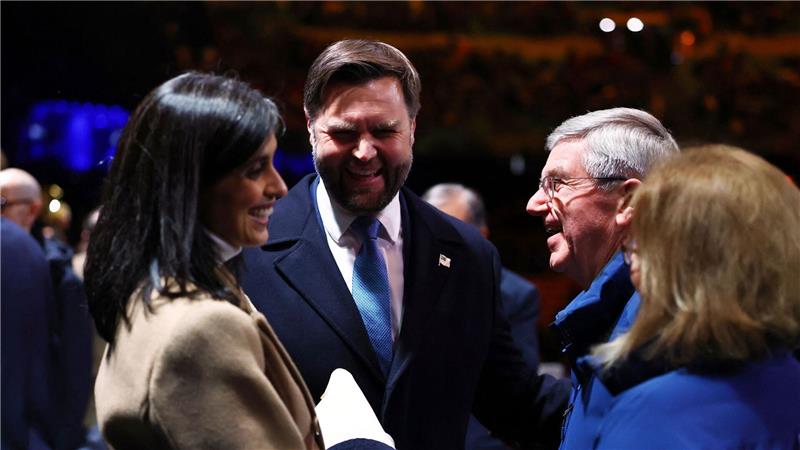 US-Vizepräsident JD Vance (Mitte links) und seine Frau Usha (l) trafen vor Beginn der Zeremonie den IOC-Ehrenpräsidenten Thomas Bach im Stadion.