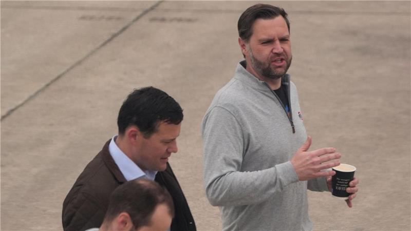 US-Vizepräsident J.D. Vance auf dem Rollfeld während eines Tankstopps auf der Air Base Ramstein 