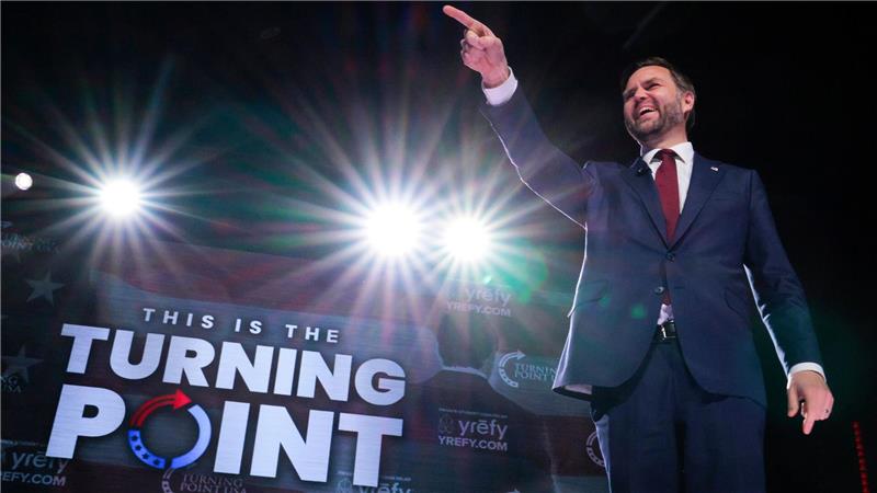 US-Vizepräsident JD Vance zeigt auf Menschen in der Menge.