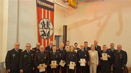 Udo Löprich (v.l.), Christian Hellmeier, die Geehrten und Beförderten, Urte Schwerdtner, Helge Schulze, Stefan Schütze und Frank Slotta sind bei der Jahreshauptversammlung dabei.