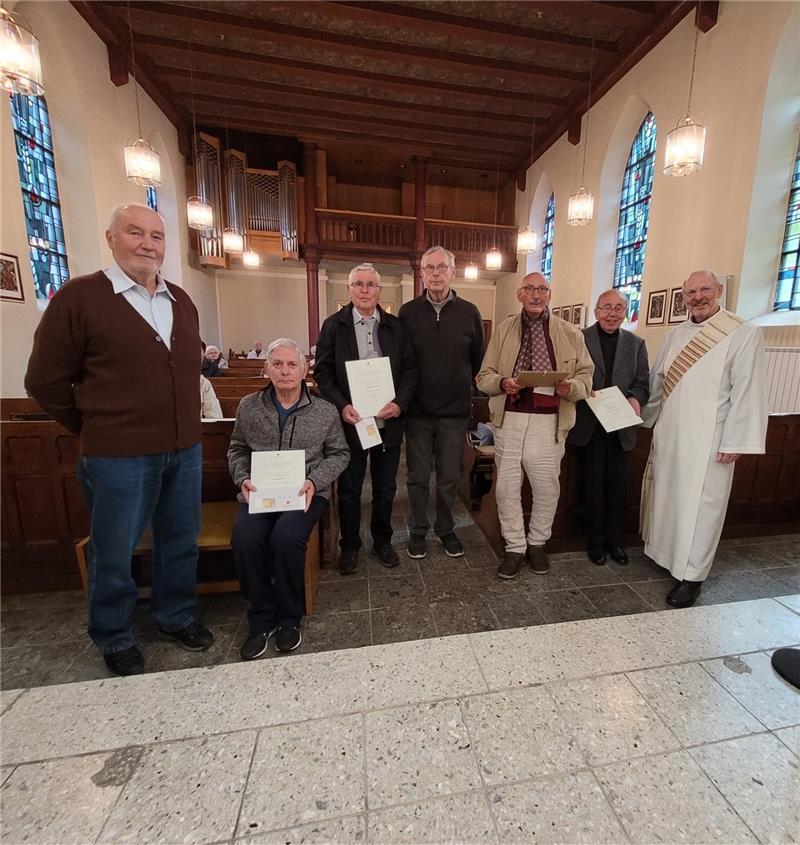 Diese Männer gründeten die Bündheimer Kolpingfamilie Udo Raders (l.), Achim Lyga (Mitte) und Eugen Griesmayr (r.) mit den geehrten Gründungsmitgliedern der Bündheimer Kolpingfamilie. Eines ist an diesem Tag verhindert. Foto: Exner
