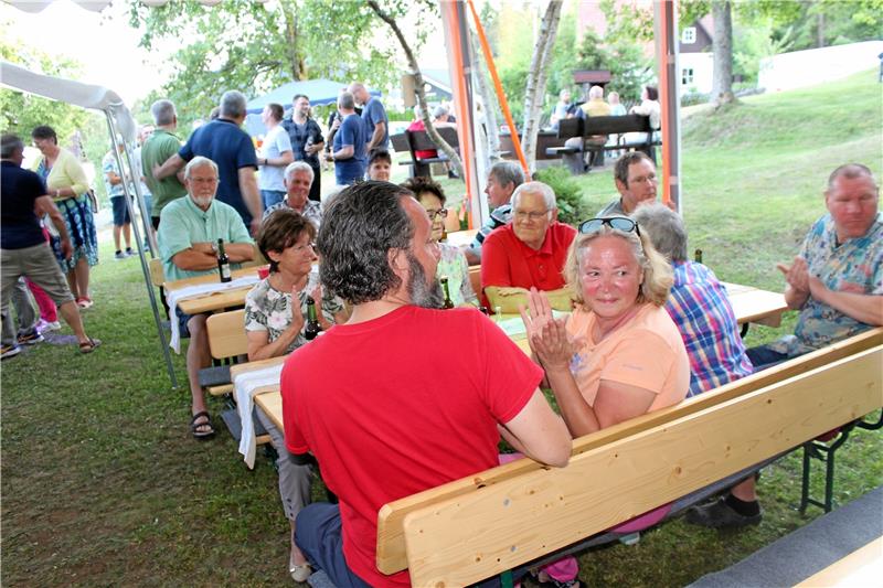 Schulenberg feiert und erhält spontane Hilfe Über 100 Besucherinnen und Besucher amüsieren sich beim zweiten Schulenberger Dorffest an der St.-Petrus-Kapelle. Foto: Wendt