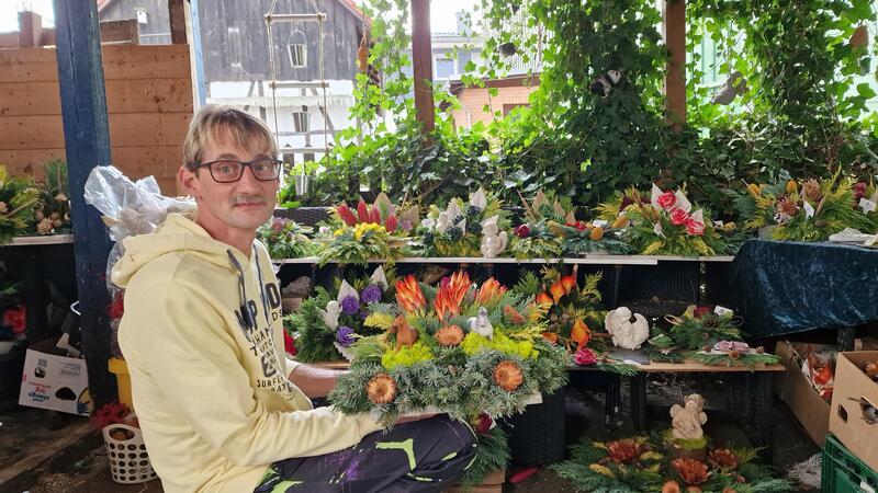 Adventsgestecke für das Tierwohl: Aktion aus Bad Harzburg Über 100 Gestecke sind schon fertig. Am Donnerstag, 23. Oktober, beginnt Thomas Eckel mit dem Verkauf seiner selbstgemachten Grab- und Adventsgestecke.
