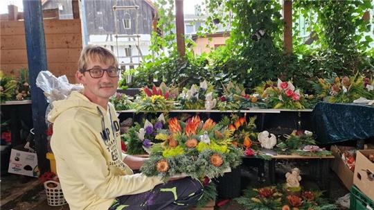 Über 100 Gestecke sind schon fertig. Am Donnerstag, 23. Oktober, beginnt Thomas Eckel mit dem Verkauf seiner selbstgemachten Grab- und Adventsgestecke.