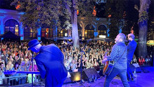 Über 1500 Gäste feiern in Bad Harzburg mit Silent Radio bei der Openair-Summernight des Kulturklubs im Badepark. 