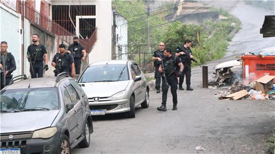 Medien: 64 Tote bei Polizeieinsatz in Rio de Janeiro Über 2.500 Beamte waren bei der Operation gegen ein Verbrechersyndikat im Einsatz.