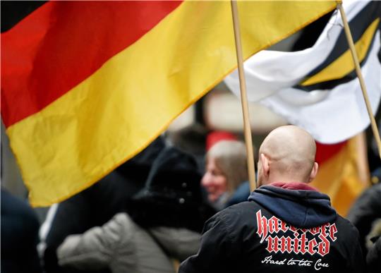 Über Angriffe auf die Demokratie in Ost und West spricht der Journalist Michael Kraske. Ein Schwerpunkt liegt auf rechter Gewalt und auf dem Erstarken des Rassismus. Foto: Seidel/dpa