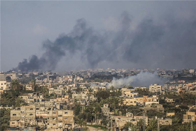 Keine Waffenruhe für Gaza - Netanjahu bleibt entschlossen Über Gaza-Stadt steigt dichter Rauch infolge von israelischen Angriffen auf.