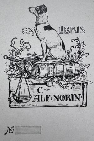 Das Kunstwerk zeigt eine Schwarz-Weiß-Zeichnung mit einem Hund, der auf einem Buch sitzt.