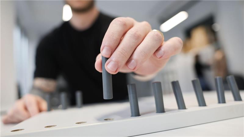 Sie machen es mit links - Mythen und Fakten über Linkshänder Über Linkshänder gibt es viele falsche Annahmen. Ein Stereotyp ist, dass sie angeblich ungeschickter als Rechtshänder sind.