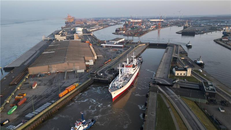 „Cap San Diego“ in der Werft: Ohne Ehrenamtliche geht nichts Über Nacht fuhr die „Cap San Diego“ von Hamburg nach Bremerhaven.