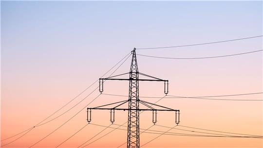 Über Netzentgelte wird unter anderem der teure Ausbau der Stromnetze finanziert. (Archivbild)