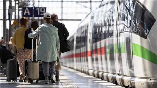 Über Ostern ist es stets voll auf den Bahnhöfen und in den Fernzügen der Deutschen Bahn. (Archivbild)