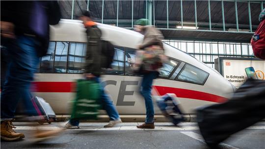 Über Ostern reisen so viele Fahrgäste wie noch nie im Fernverkehr der Deutschen Bahn. (Archivbild)