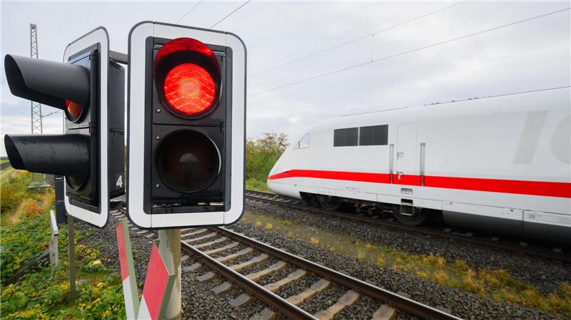 Über Ostern werden sowohl die Schnellbahnstrecke Stuttgart-Mannheim als auch die Rheintalbahn zwischen Karlsruhe und Basel wegen Sanierungsarbeiten gesperrt. (Archivbild)