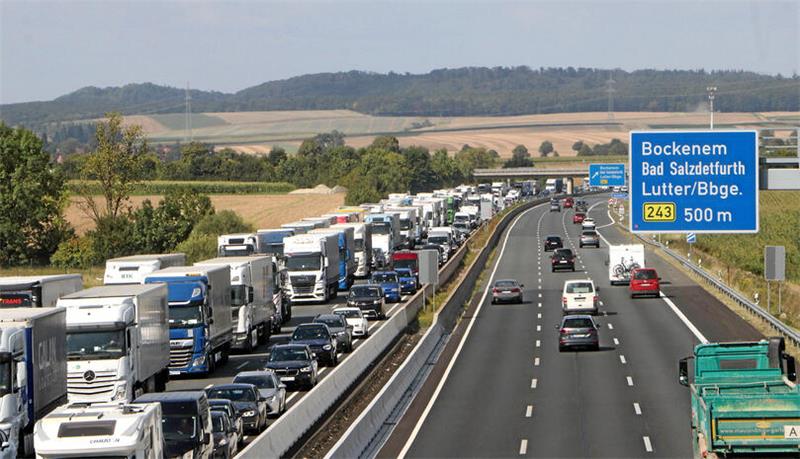 Über Stunden staut sich am Mittwoch auf der A7 der Verkehr in Richtung Süden über mehrere Kilometer.