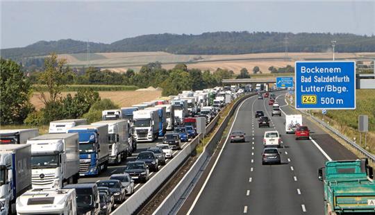 Über Stunden staut sich am Mittwoch auf der A7 der Verkehr in Richtung Süden über mehrere Kilometer.