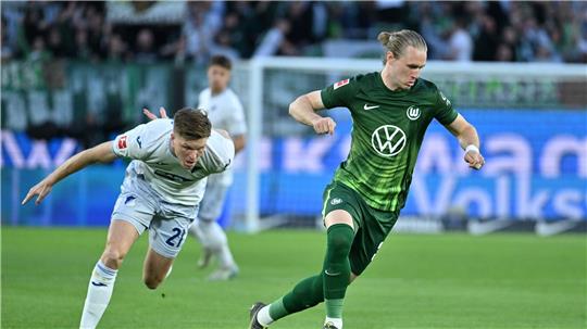 Über Wolfsburgs Patrick Wimmer (r) gibt es immer wieder Transferspekulationen. 