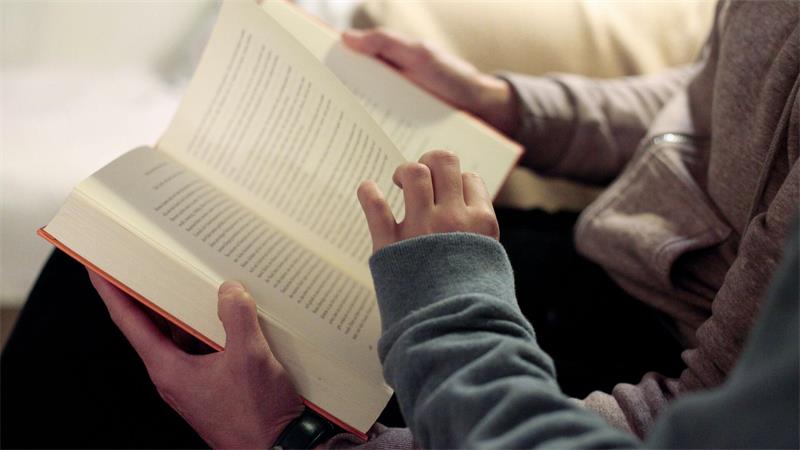 Eltern lesen laut einer Umfrage häufiger vor Über das Vorlesen ins Gespräch kommen, auch das trägt zum Spracherwerb bei, sagt die Stiftung Lesen. (Symbolfoto)