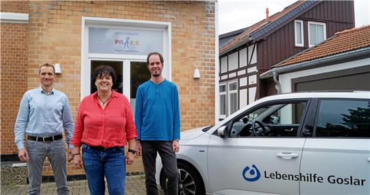 Über das neue Kapitel in der Geschichte der Praxis freuen sich Lebenshilfe-Geschäftsführer Sven Dickfeld (von links), die ehemalige Inhaberin Petra Tillmann und Karsten Schubert, der Bereichsleiter Kinder und Familie bei der Lebenshilfe. Foto: Privat