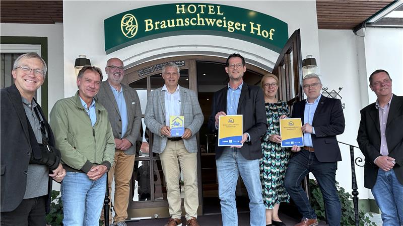Über das neue Zertifikat am „Braunschweiger Hof“ freuen sich (v.l.) die KTW-Geschäftsführer Bernd Vollrodt und Christian Klamt, Hoteldirektor Roland Becker, Inhaber Dirk Bartels, Thomas Mohr vom ADAC, Inhaberin Miriam Bartels sowie Jens Lutz und Dietmar Zeidler vom Dehoga.