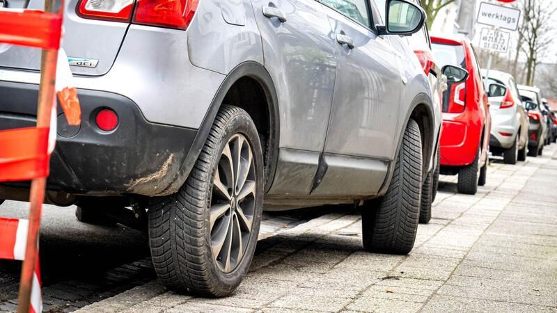 Über das sogenannte aufgesetzte Parken mit zwei Rädern auf dem Bürgersteig wird in Städten wie Bremen seit Jahren gestritten.