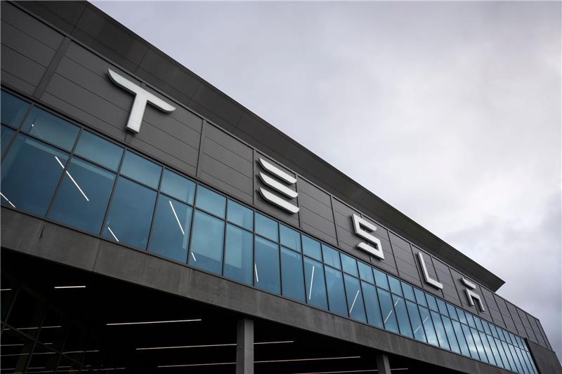 Tesla verteidigt Erweiterungsplan und setzt auf Kooperation Über dem Eingang der Tesla Fabrik «Gigafactory Berlin-Brandenburg» steht der Schriftzug «Tesla».