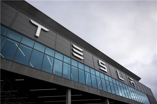 Über dem Eingang der Tesla Fabrik «Gigafactory Berlin-Brandenburg» steht der Schriftzug «Tesla».
