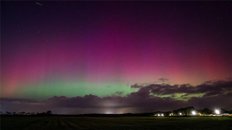 Naturspektakel: Polarlichter über Deutschland sichtbar Über dem Norden Schleswig-Holsteins erstrahlten ebenfalls bunte Polarlichter. Die derzeitige Sonnenaktivität sorgt dafür, dass das Naturphänomen auch über Deutschland häufiger zu sehen ist.