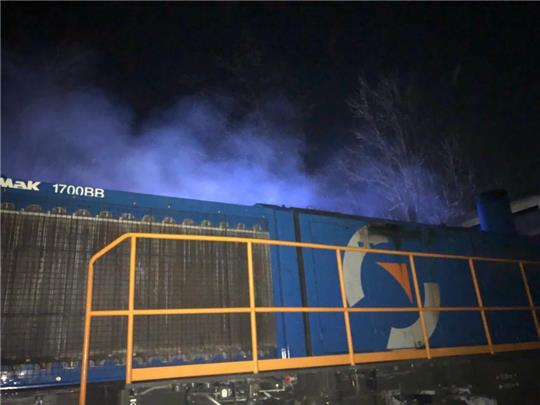 Über dem Triebwagen des Güterzuges steigt Rauch auf. Foto: Feuerwehr Goslar