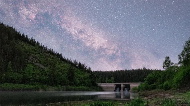 Clausthal-Zellerfeld: So macht eine Fotografin ferne Sterne greifbar Über dem Vordamm der Okertalsperre macht Angelika Kolb-Telieps die Milchstraße sichtbar.