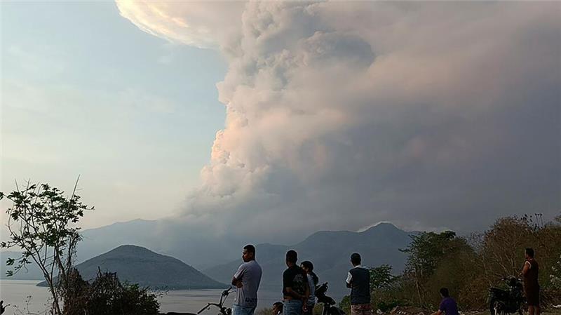 Vulkanausbruch in Indonesien: Internationale Flüge betroffen Über dem Vulkan liegt eine riesige Aschewolke in der Luft.