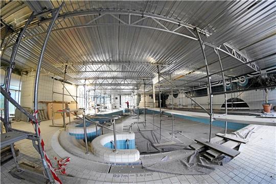 Über dem großen Becken wird die Decke saniert. Von außen (kleines Bild) ist die Therme momentan kaum zu erkennen.  Fotos: Schlegel