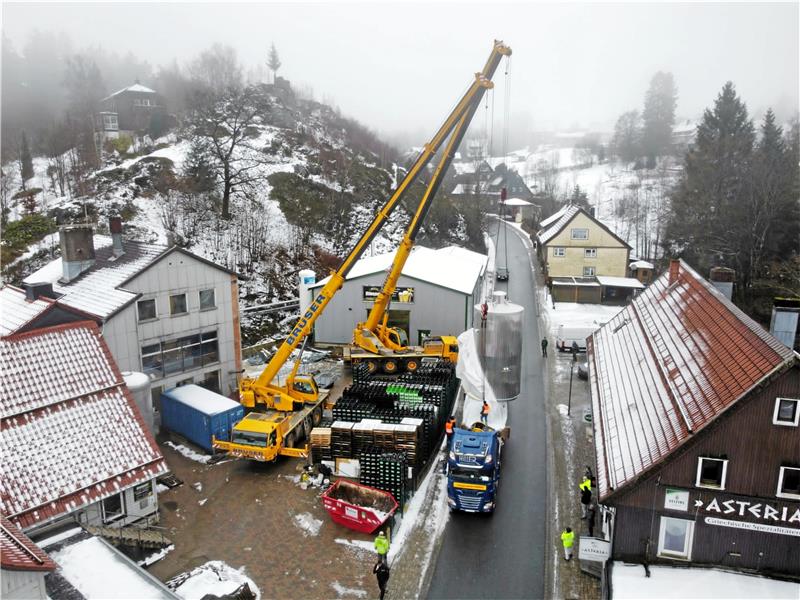 Über den Dächern von Altenau: Zwei Kräne hieven Gärtanks auf das Gelände der Brauerei. Fotos: Neuendorf
