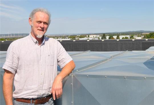 Über den Dächern von Goslar mit Salzgitter am Horizont: Martin Ehrenberg verlässt nach fünf Direktoren-Jahren das CvD-Gymnasium in Richtung Heimat.
