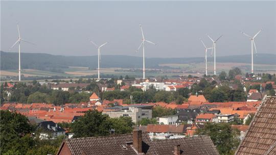 Über den Dächern von Seesen: Das Bremer Unternehmen wpd realisierte den Windpark Bornhausen – und stellte bei der Stadt auch eine Anfrage zu einem Windpark im Neiletal.