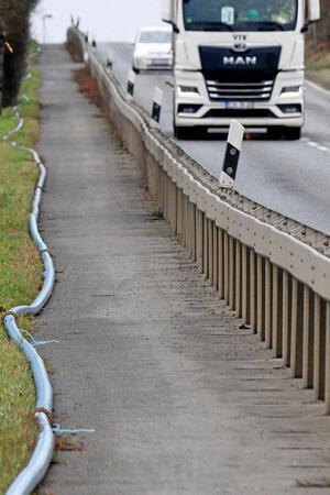 Wasserversorgung in Liebenburg: Wie die Gemeinde sich Hilfe holt Eine Leitung verläuft auf einem Radweg parallel zu einer Straße.