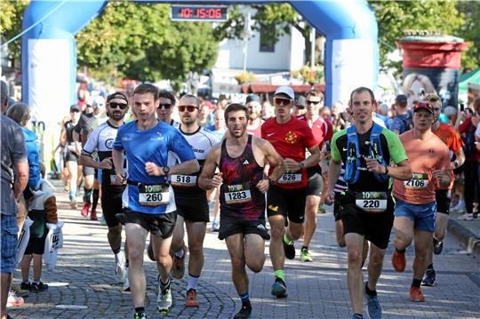 Über den Halbmarathon geht das größte Teilnehmerfeld an den Start. 126 Läufer und 60 Läuferinnen nehmen die 21,1 Kilometer lange Strecke, auf der 507 Höhenmeter zu bewältigen sind, unter ihre Füße. Fotos: Neuendorf