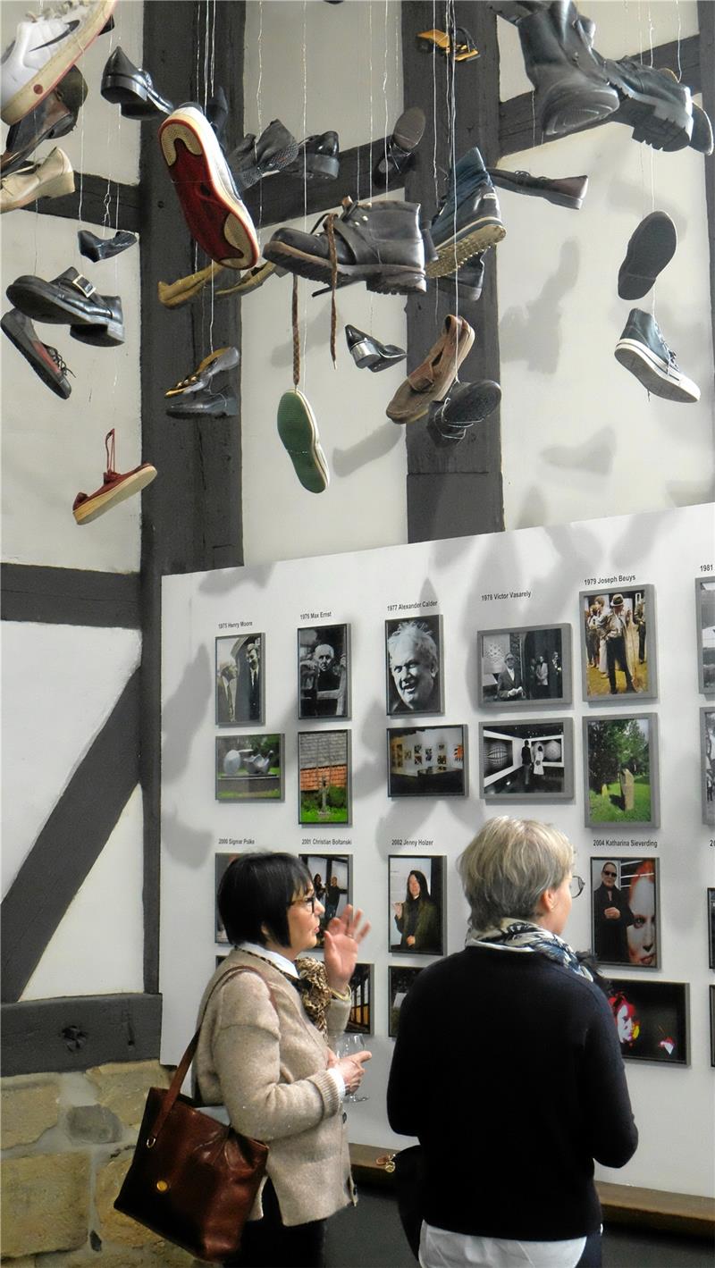 Goslar: Permanente Präsentation an der Pfalz in Planung Über der Fotogalerie und den Köpfen der Besucher baumeln die Boltanski-Schuhe. Foto: Kempfer